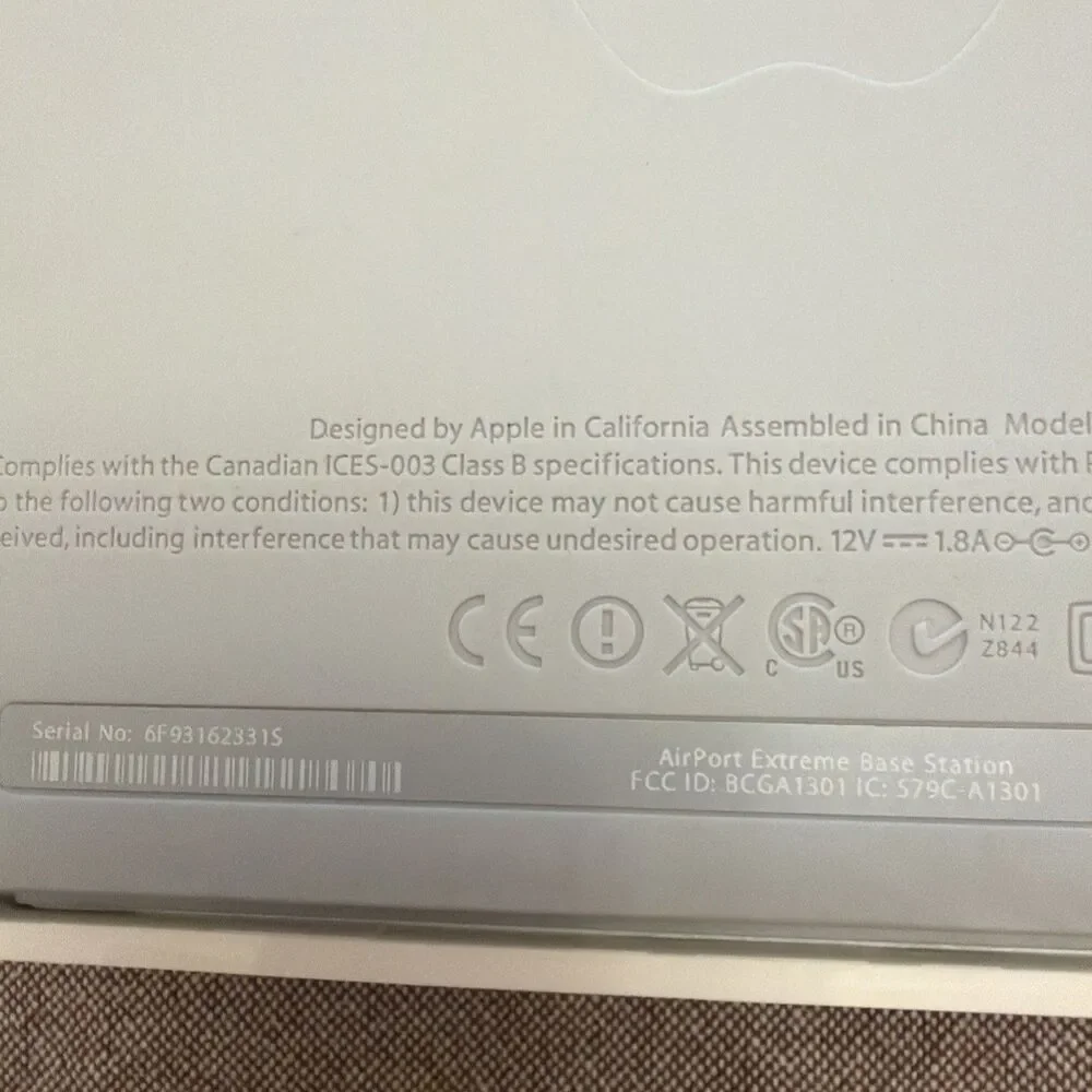 Apple A1301 - AirPort Extreme Base Station - Wireless N Router + power supply